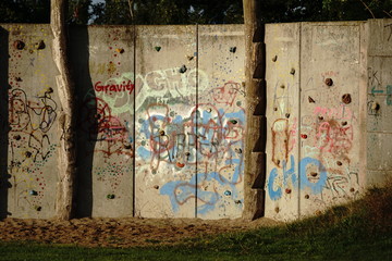 Graffiti  Kletterwand spielplatz adobe stock