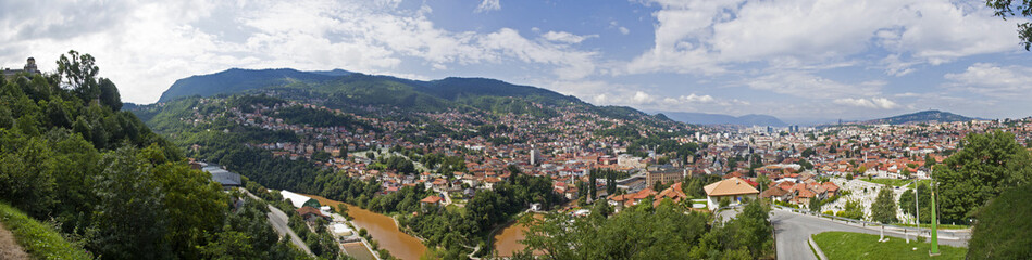 Naklejka na ściany i meble Vista panoramica di Sarajevo capitale della Bosnia Erzegovina. Case, montagne, colline e tetti della città vista dall’alto