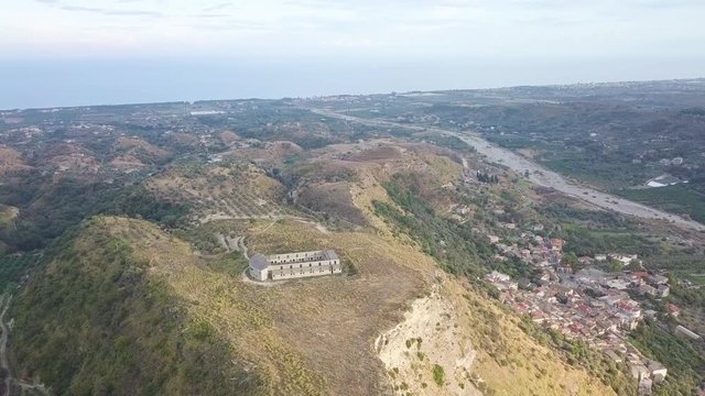 Vecchia fabbrica abbandonata in cima a una montagna. Vista aerea