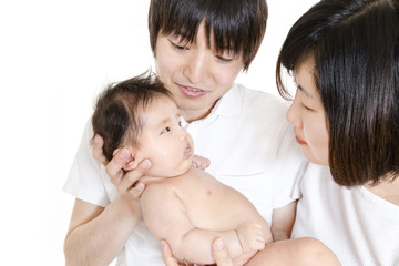 裸の赤ちゃんを抱き微笑み見つめる夫婦、家族愛イメージ