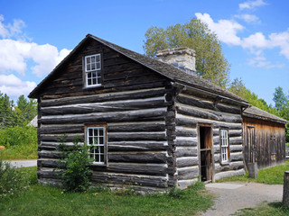 Fototapeta na wymiar old fashioned log cabin