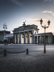 Menschenleeres Brandenburger Tor in Berlin am Morgen