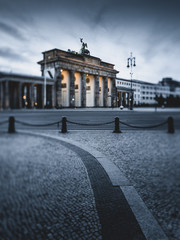 Menschenleeres Brandenburger Tor in Berlin am Morgen