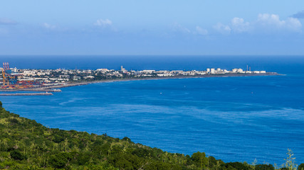 vue sur l'océan et le port