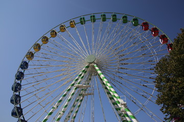 Naklejka premium The big ferris wheel at the fair in the daylight
