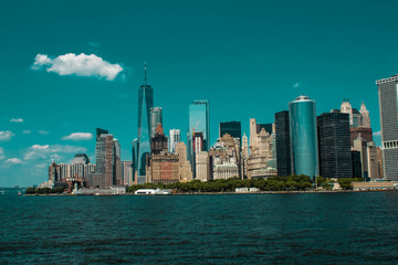 Obraz premium turquoise manhattan panorama taken from ferry