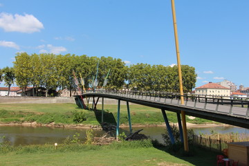 Ville de Dax pont au dessus de l'Adour Landes, arboré et temps ensoleillé