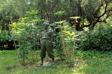 STATUE D'UN JEUNE HOMME EN BRONZE