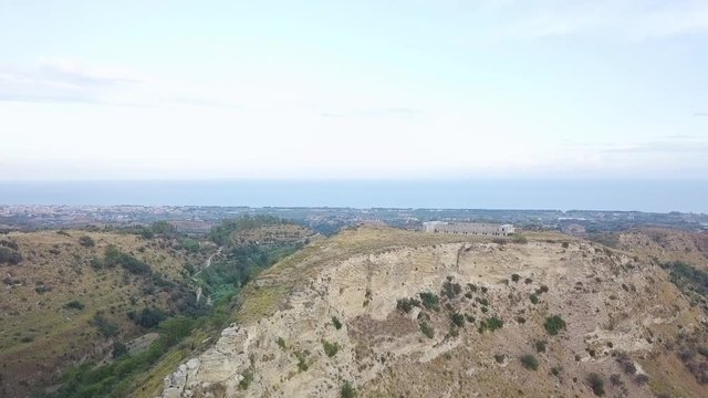 Precipizio di una collina vista aerea