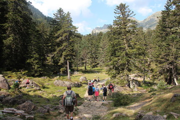 Randonnée en montagne vallée avec randonneurs sur chemin 