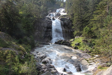Vue cascade du pont d'Espagne à Cauterets montagne randonnée