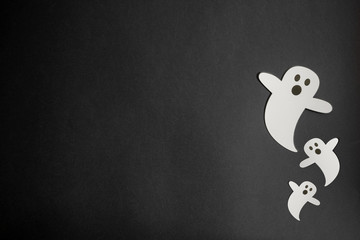 Paper white halloween ghosts with black backgorund