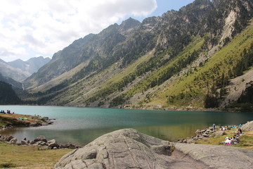 Arrivée randonnée lac de Gaube Cauterets Pyrénées France avec randonneurs pic-nic