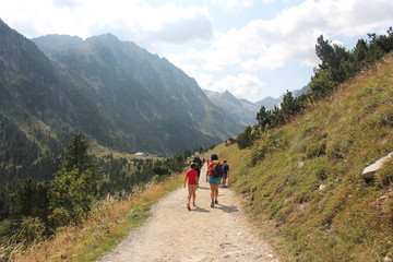 Randonnée en montagne avec randonneurs sur chemin 