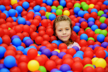 Fototapeta na wymiar little girl in ball pool