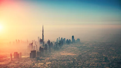 Papier Peint photo construction de la ville Vue aérienne de la ville de Dubaï à la lumière du coucher du soleil