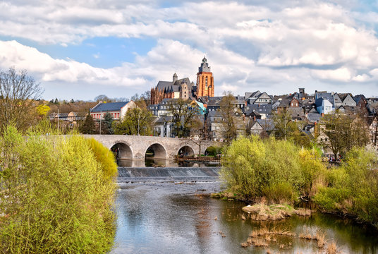 Blick auf der alten Lahnbr&uuml;cke auf den Dom von Wetzlar 