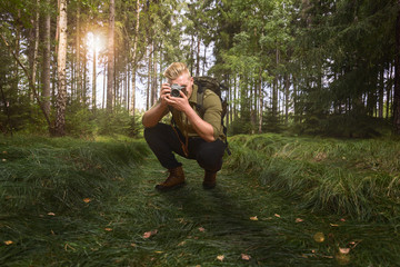 Fotograf im Wald mit alter Kamera
