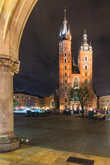 Fototapeta na wymiar Krakow, Stare Miasto, Old Town square, St. Mary's Basilica