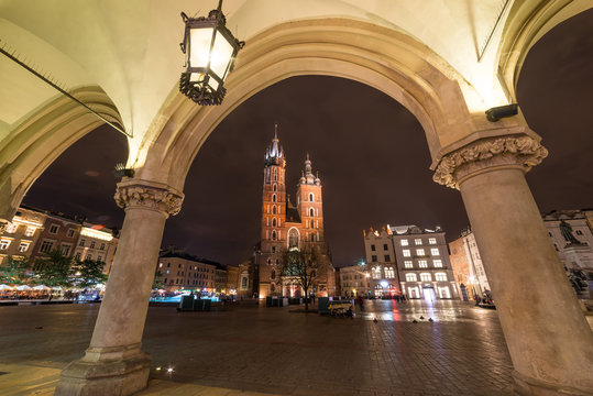 Krakow, Stare Miasto, Old Town square, St. Mary's Basilica