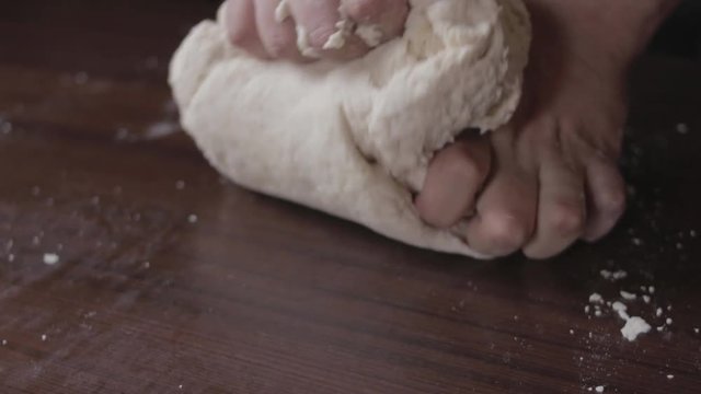 amasando con manos masa para empanadas o pan