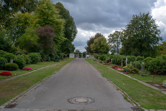 Hauptweg auf dem Friedhof 
