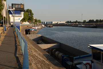 Obraz premium Niedrigwasser Rhein, Duisburg-Ruhrort, Hafen