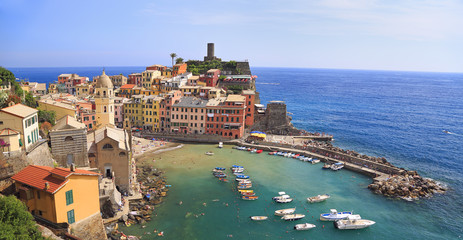 Fototapeta na wymiar Aerial view of Vernazza vilagge on Mediterranean coast, Cinque Terre, Italy