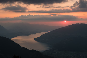 Thunersee in der Dämmerung