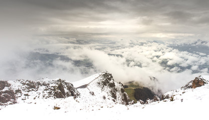Fototapeta na wymiar Über den Wolken - Mystische Stimmung auf Bergen mit Schnee