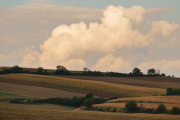 wolkenverhangene Hügel in Niederösterreich