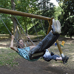 zwei frauen schaukeln auf einem kinderspielplatz