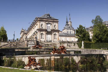 Fototapeta premium Palace of La Granja de San Ildefonso, Segovia. Spain. Gardens and fountains with light at dawn