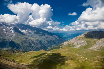 Obraz premium Alpejska dolina w piękny letni dzień