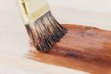 Applying protective varnish on a wooden surface dyi