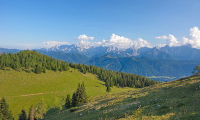 Fototapeta na wymiar Gebirge Karawanken Dobratsch Kärnten
