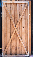 Konstruktion einer großen stabilen Holztür im Detail