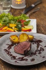 Gegrilltes Steak auf einem grauen Teller