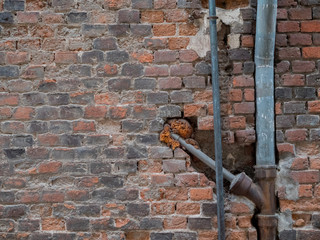 Canalisation et vieux mur de briques