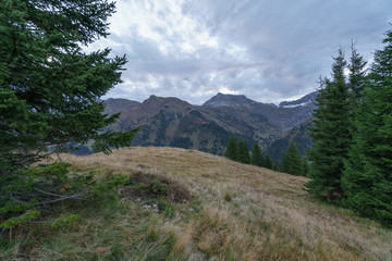 Herstfarben colorieren die Landschaft bei Oberlech in Österreich