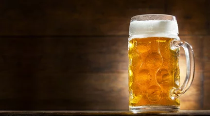 Crédence de cuisine en verre imprimé Bière mug of beer on wooden table