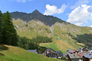 Fototapeta na wymiar Dorf Samnaun im Unterengadin-Grabünden Schweiz 