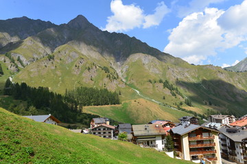 Fototapeta na wymiar Dorf Samnaun im Unterengadin-Grabünden Schweiz 
