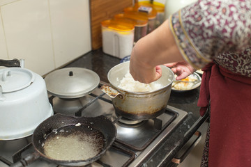 fry an egg on a gas stove