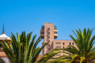 Neu und Alt - der Turm der Iglesia de la Concepci&oacute;n daneben moderne Gesch&auml;ftsh&auml;user.