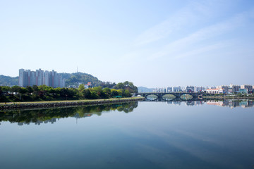 Obraz premium This is Namgang River in front of Jinjuseong Fortress in Korea.