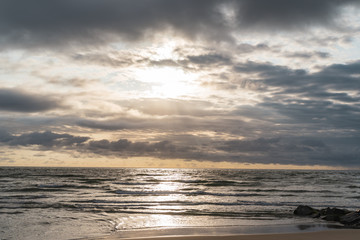 Obraz premium Beach Sunrise Landscape with Ocean Waves