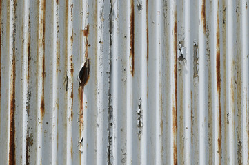 古いトタン壁