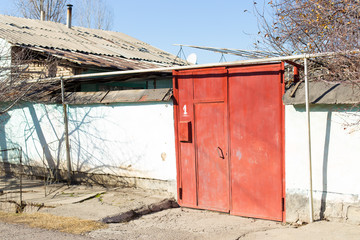 Naklejka premium gate to the courtyard, view of the street from the street