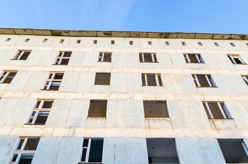 Fototapeta na wymiar Abandoned multi-storey building.